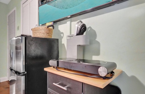 Coral Heights Casa | GAY MENS clothing optional guesthouse heated pool w soft king bd 10min to Wilton
