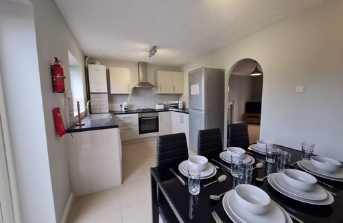 Merthyr Tydfil Casa | 3 Bed house with Garage Nr BPW & Brecon Beacons