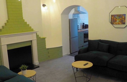 Neath Apartamento | 3 Double Rooms, 4 Bedrooms, Parking