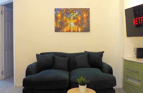 Neath Apartamento | 3 Double Rooms, 4 Bedrooms, Parking