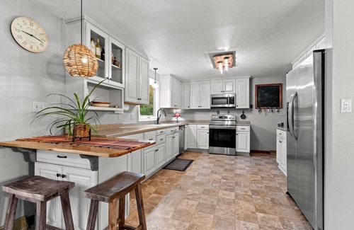 Ledgeview Casa | GB Packer game or Summer Retreat: Entertain or Relax in privacy and comfort