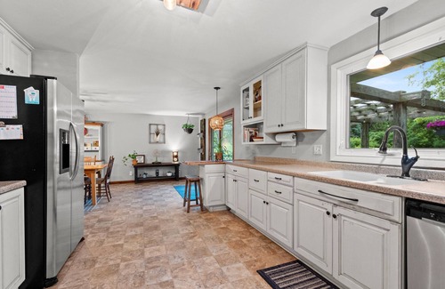 Ledgeview Casa | GB Packer game or Summer Retreat: Entertain or Relax in privacy and comfort