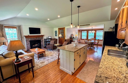 Easton Cabaña | GC Cannon ski cottage 10 minutes from Franconia. Fire Pit, wifi, laundry, and dog friendly!