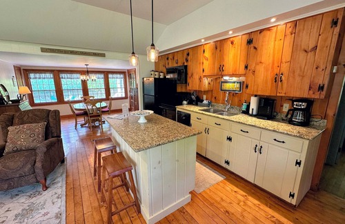 Easton Cabaña | GC Cannon ski cottage 10 minutes from Franconia. Fire Pit, wifi, laundry, and dog friendly!