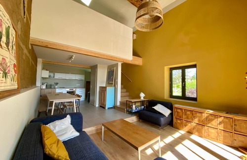 La Tour-de-Salvagny Apartamento | Gd Appartement en Duplex, au Calme Avec Terrasse, Parking et Cour