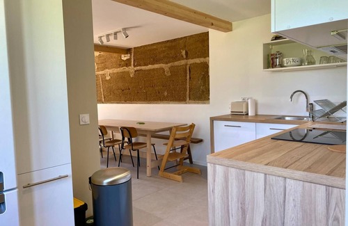 La Tour-de-Salvagny Apartamento | Gd Appartement en Duplex, au Calme Avec Terrasse, Parking et Cour