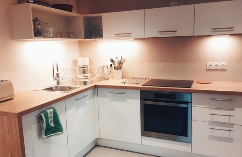 La Tour-de-Salvagny Apartamento | Gd Appartement en Duplex, au Calme Avec Terrasse, Parking et Cour