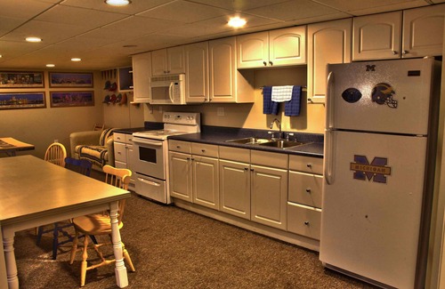 Ann Arbor Casa | Casa Geaux! .75 millas a pie de Big House. W / BBall Court