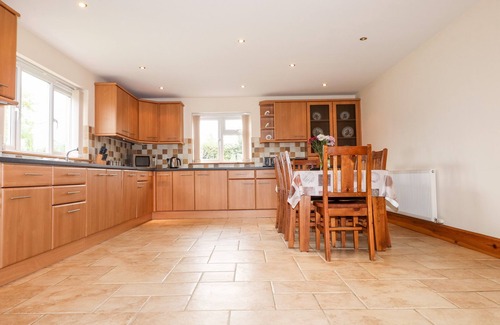 Rhyd-y-clafdy Casa | GELLI GRON, character holiday cottage, with a garden in Y Ffor