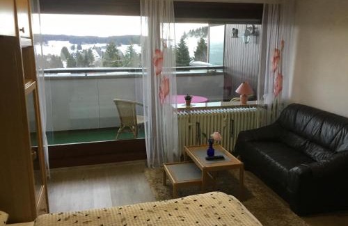 Schoenwald Apartamento | Gemütliche 1Z FeWo in Schönwald mit Balkon, Schwimmbad, Sauna, Fitness