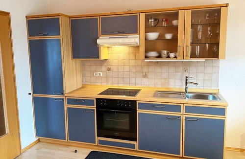 Hartkirchen Apartamento | Acogedor apartamento con balcón y amplio baño con ducha y ventana.
