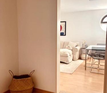 Schoenefeld Apartamento | Gemütliche Wohnung mit Balkon in Schönefeld