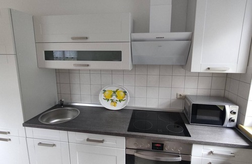 Rabenstein Apartamento | Acogedor apartamento con sala de estar y dormitorio combinados.