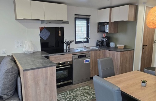 Oostkapelle Chalet De Esquí | Gemütliches Chalet mit Terrasse und Stellplatz. Haustiere Willkommen