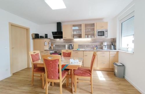 Weener Apartamento | Gemütliches Ferienhaus Lütje Huske mit Garten, 25666