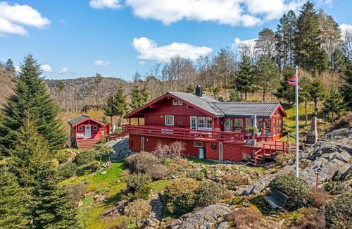 Lyngdal Casa | Gemütliches helles Ferienhaus am See mit Panoramaseeblick + Hütte und nahe Meer