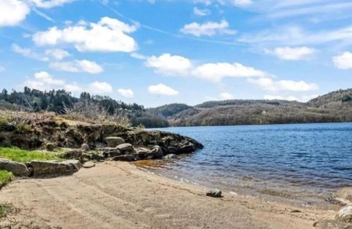 Lyngdal Casa | Gemütliches helles Ferienhaus am See mit Panoramaseeblick + Hütte und nahe Meer