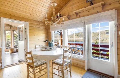 Lyngdal Casa | Gemütliches helles Ferienhaus am See mit Panoramaseeblick + Hütte und nahe Meer