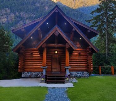 Sunshine Valley Chalet De Esquí | Gem by Manning Park: Luxury Loghouse “Ravenloft”