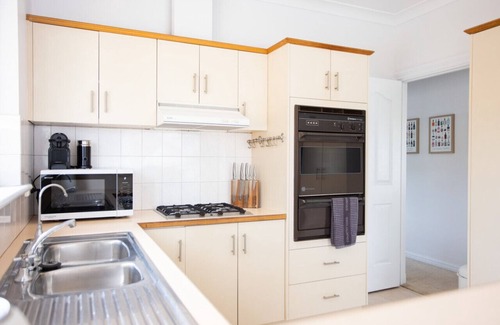 Glenelg East Casa | Gem on Sixth - Beach - WiFi - Tram