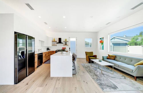 Woodland Hills Casa | Generous 2 King-Suites W/ Backyard & Barbecue!