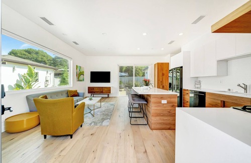 Woodland Hills Casa | Generous 2 King-Suites W/ Backyard & Barbecue!