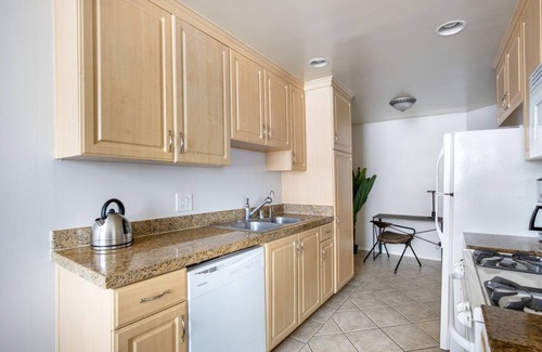 Beverly Grove Apartamento | Generous Beverly Hills 1BR, nr Century City, by Blueground