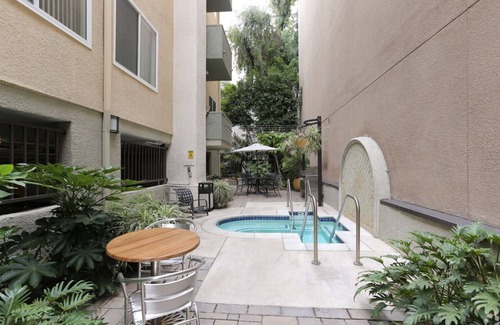 Beverly Grove Apartamento | Generous Beverly Hills 1BR, nr Century City, by Blueground