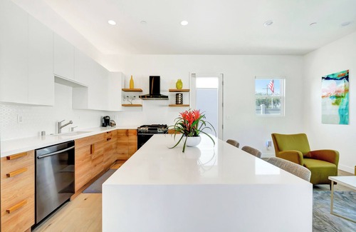 Woodland Hills Casa | Generous King- Suites W/ Backyard Bliss & Barbecue!