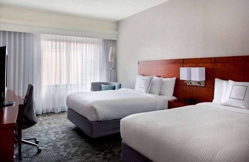 Middletown Hotel | Generously Sized Room Near the Airport w/ Hot Tub & 2 Pools Access - Parking