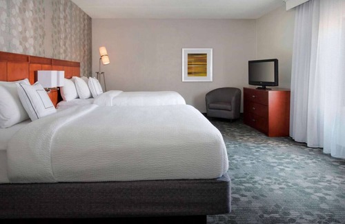 Middletown Hotel | Generously Sized Room Near the Airport w/ Hot Tub & 2 Pools Access - Parking