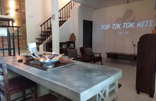SS 2 Casa | GENIEHOME No10 CLASSIC HOME 5BR6B free Wifi at SS2 PJ