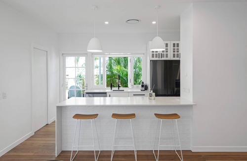 Surfers Paradise Casa | Genoa Beach House. - where coastal charm meets ultimate comfort. Pet friendly