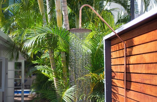 Surfers Paradise Casa | Genoa Beach House. - where coastal charm meets ultimate comfort. Pet friendly