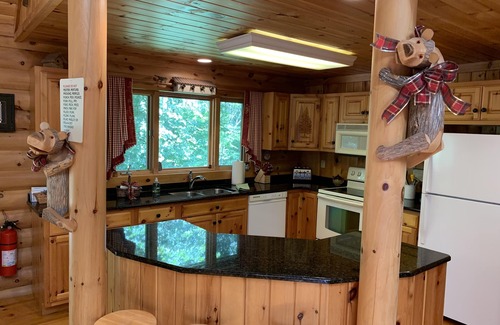 The Galena Territory Casa | Genuine Log Cabin ~ Perfect Getaway ~ Pool Table ~ Outdoor Hot Tub ~ Fire Pit
