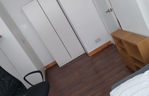 Wyken Casa | Genuine rest. A 4bed house with driveway parking spaces and a back garden.