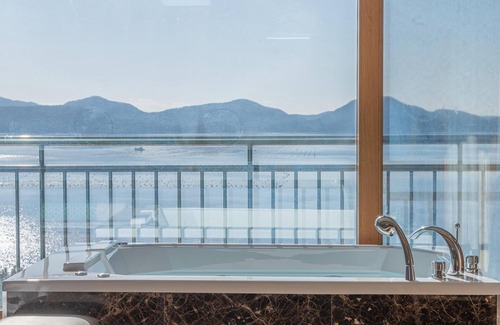 Geoje Casa | Geoje Daesan Oceanview Spa Pension
