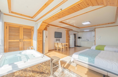 Geoje Casa | Geoje Daesan Oceanview Spa Pension