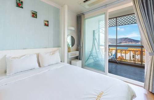 Irun-myeon Casa | Geoje Kkachi and Santorini Pension