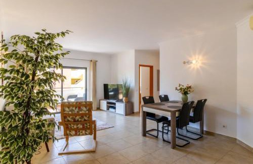 Lagos Apartamento | George's Quinta das Palmeiras, a 2 bedroom apartment in luxury complex, walking distance to town