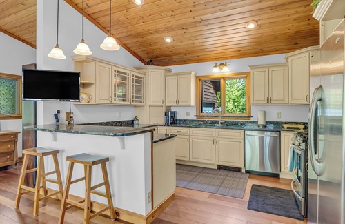 Franklin Casa | Georges Pond Hideaway - Bright and Sunny Oasis!