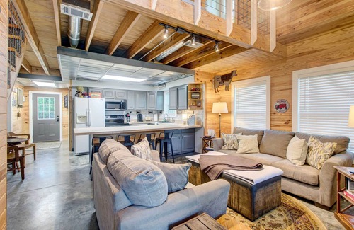 Wray Cabina | Georgia Farmhouse: Lake Access, Private Beach