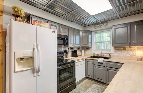 Wray Cabina | Georgia Farmhouse: Lake Access, Private Beach
