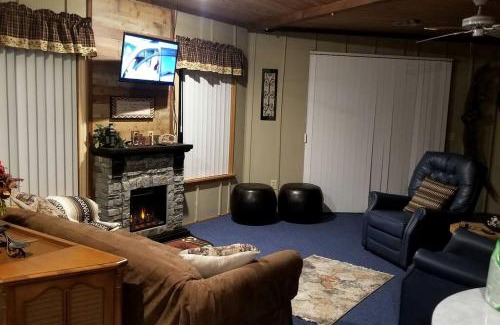 Claxton Casa | Georgia's Family-Friendly Octagon Cabin Getaway in Claxton