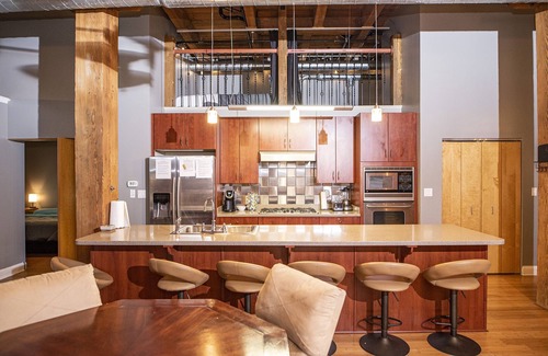 Wholesale District Apartamento | Georgia Street 4 Bedroom Condo Downtown!!