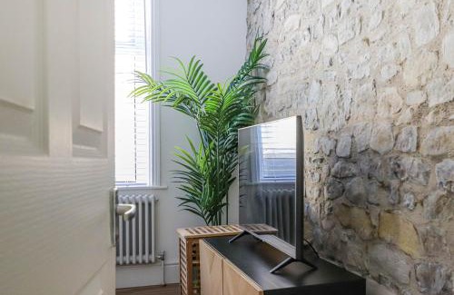 Barry Apartamento | Georgia Suite by Koya Homes - Stylish 1BR Apartment in Barry - Wifi & Parking
