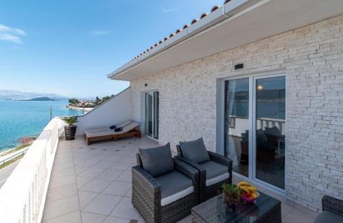Arbanija Apartamento | Geräumige Ferienwohnung Mit Meerblick