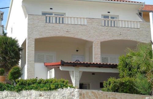 Arbanija Apartamento | Geräumige Ferienwohnung Mit Meerblick