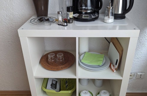 Pforzheim Apartamento | Geräumiges Doppelzimmer mit Bad und Tee/kaffeeecke, Schlafcouch, Zentral Gelegen