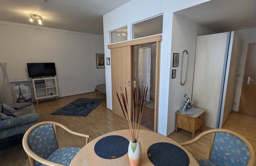 Pforzheim Apartamento | Geräumiges Doppelzimmer mit Bad und Tee/kaffeeecke, Schlafcouch, Zentral Gelegen